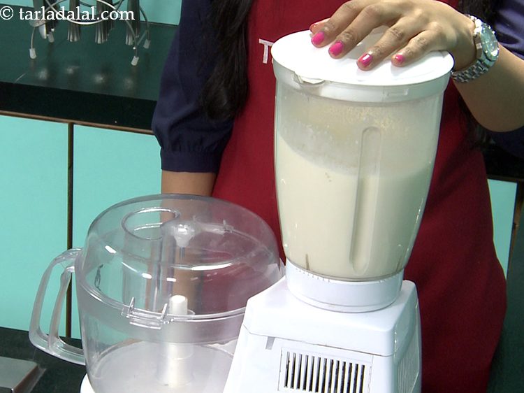 स्टेप 5 – <strong>मॉकटेल</strong> के मिश्रण की ३ सामग्री को तब तक फेंटें …