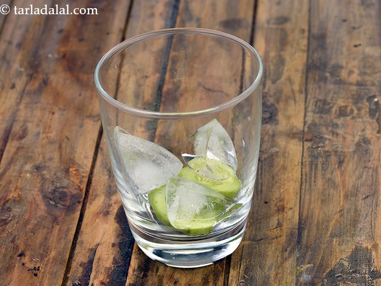 स्टेप 15 – २ व्यक्तिगत ग्लास में ४ <a href=""https://www.tarladalal.com/glossary-green-cucumber-slices-hindi-2689i"">ककड़ी के स्लाइस</a> और …