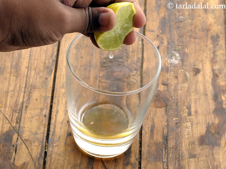 स्टेप 2 – इसमें &frac12; टीस्पून नींबू का रस डालें।