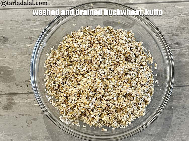 स्टेप 7 – यह साफ कुट्टू है जो खिचड़ी बनाने के लिए उपयोग …