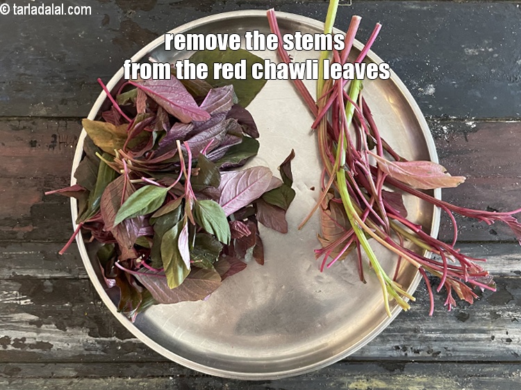 Step 4 – Remove the stems of the red chawli leaves.