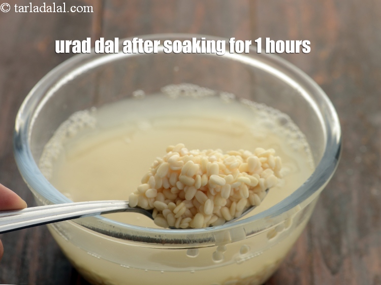 स्टेप 7 – उड़द दाल को 1 घंटे तक भिगोने के बाद।