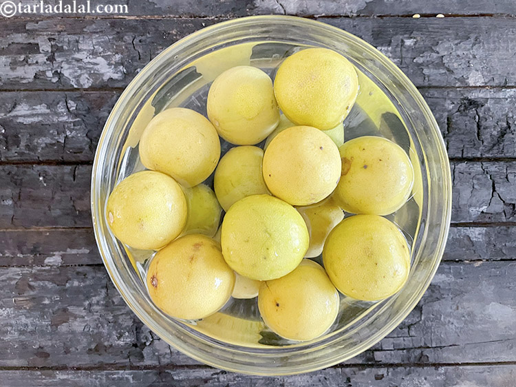 Step 4 – Wash the lemons in water.