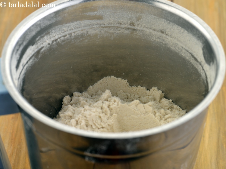 स्टेप 11 – छोटे-छोटे टुकड़े करके मिक्सर में मुलायम होने तक पीस लें।