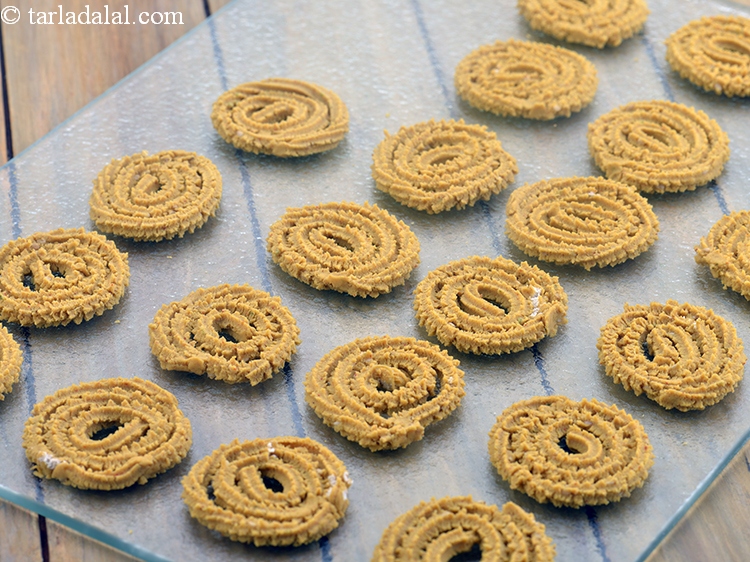 स्टेप 32 – विधि क्रमांक ४ से ८ को दोहराकर २५ चकली १ …