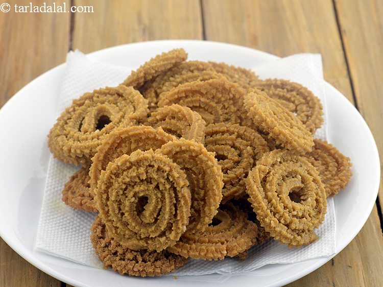 स्टेप 35 – चकली को तेल सोखने वाले कागज़ पर निकाल लीजिए।