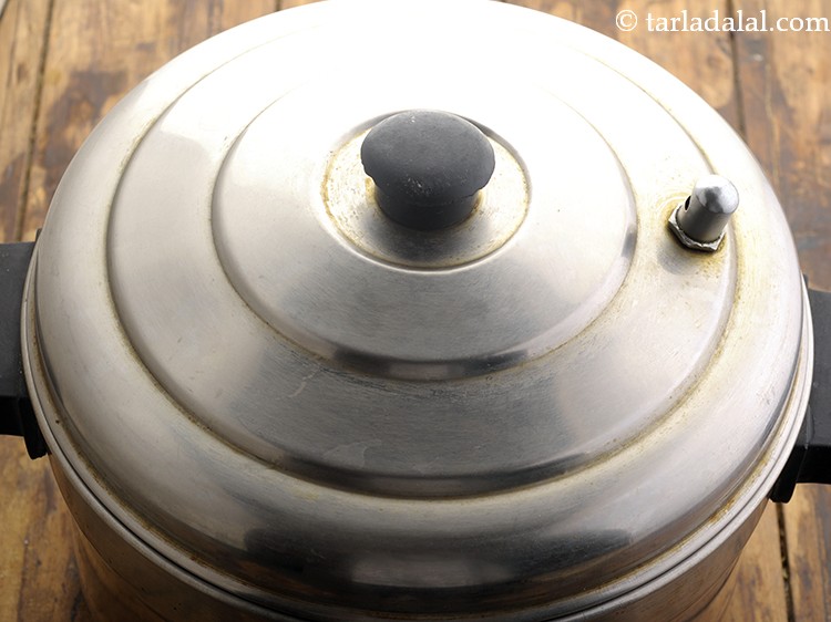 स्टेप 7 – इसे ढक्कन से ढककर १५ मिनट के लिए स्टीम करें। …