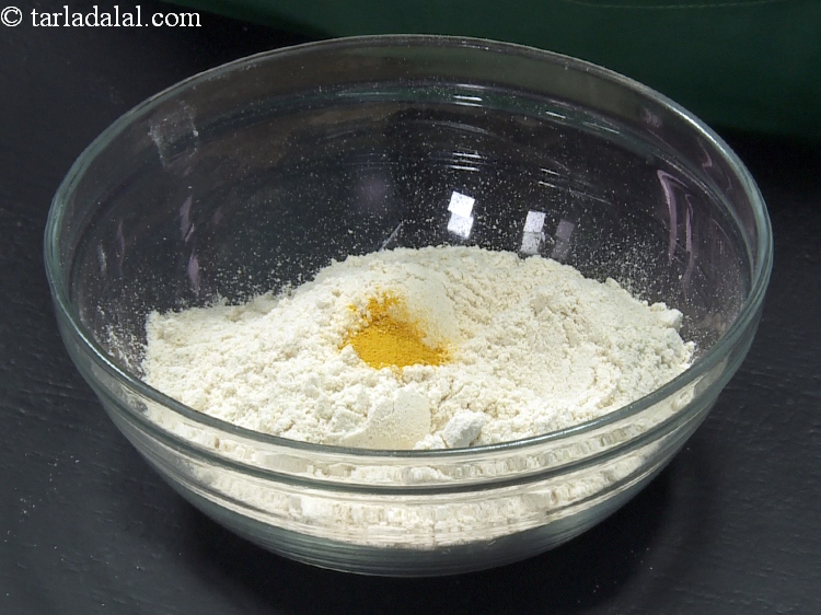 स्टेप 13 – १/४ टी-स्पून&nbsp;<a href=""https://www.tarladalal.com/glossary-turmeric-powder-haldi-hindi-645i"">हल्दी पाउडर</a>&nbsp;डालें।