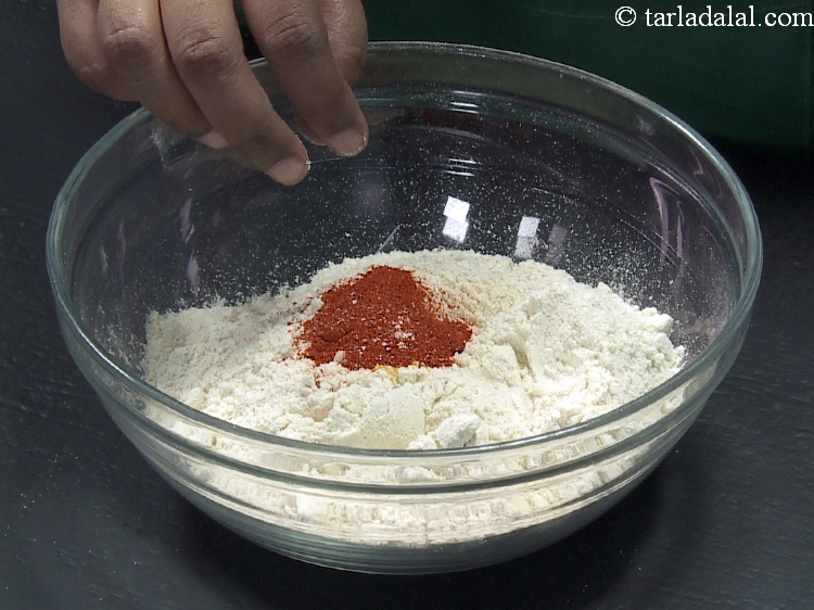 स्टेप 14 – १ टी-स्पून&nbsp;<a href=""https://www.tarladalal.com/glossary-chilli-powder-red-chilli-powder-hindi-339i"">लाल मिर्च का पाउडर</a>&nbsp;डालें।