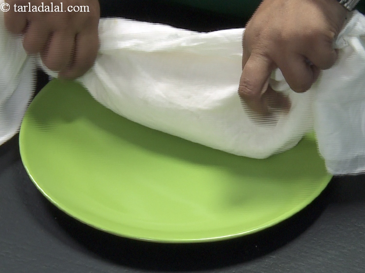 स्टेप 4 – कपड़े को दोनों तरफ से आटे के ऊपर लपेटिये।