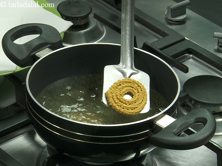 स्टेप 33 – एक गहरे नॉन स्टिक पैन में तेल गरम करें और …
