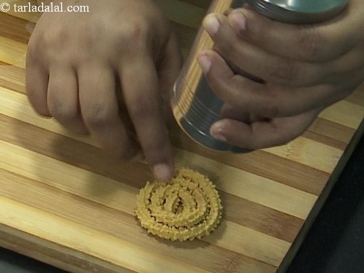 स्टेप 31 – चकली के किनारों को हल्का सा सील कर दें। आपको …