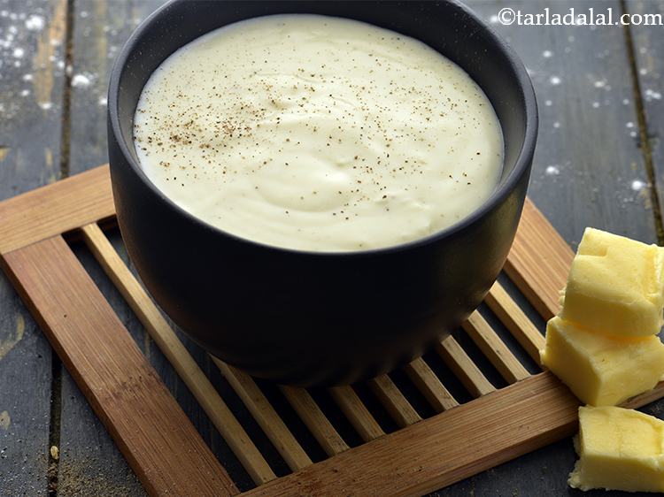 स्टेप 13 – वाइट सॉस डालें। <a href=""https://www.tarladalal.com/white-sauce---for-baking-hindi-113r"" target=""_blank""><strong>जानिए कैसे बनाते हैं परफेक्ट …