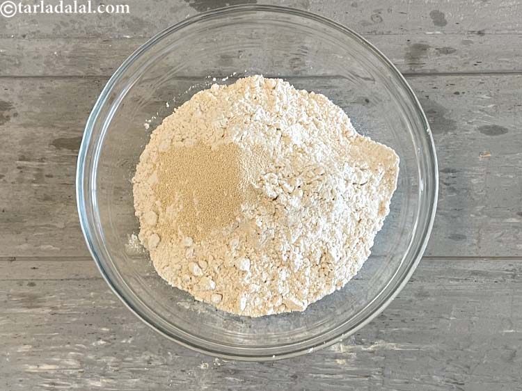 स्टेप 4 – १ टी-स्पून <a href=""https://www.tarladalal.com/glossary-instant-dry-yeast-instant-sukha-khameer-hindi-2494i"">इंस्टेंट ड्राई यीस्ट</a> डालें।