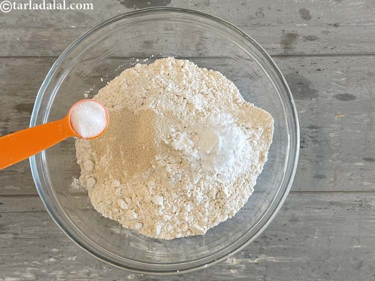 स्टेप 6 – १ टी-स्पून <a href=""https://www.tarladalal.com/glossary-castor-sugar-hindi-279i"">कैस्टर शुगर</a> डालें।