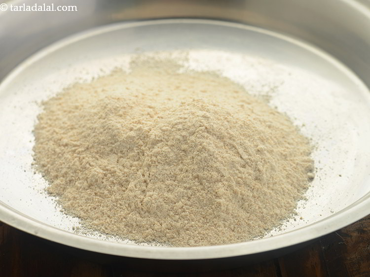 स्टेप 1 – हमने दरदरे गेहूं के आटे का उपयोग किया है क्योंकि …