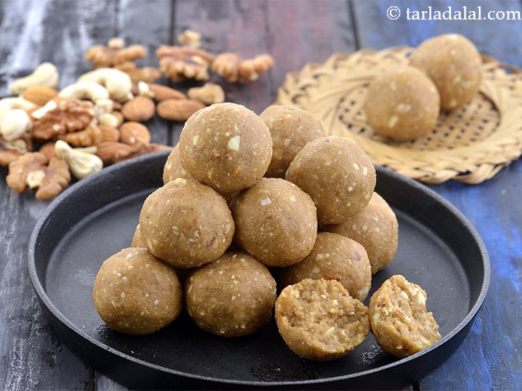 Step 16 – Serve&nbsp;<strong>atta ladoo | whole wheat flour ladoo | whole wheat flour and jaggery ladoo |</strong>&nbsp;or …