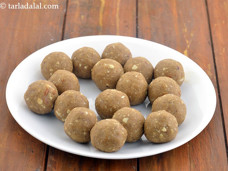 Step 15 – Shape all the&nbsp;<strong>atta ladoos | whole wheat flour ladoos | whole wheat flour and jaggery …