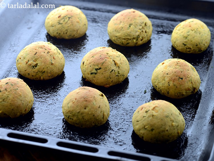 Step 32 – Bake the <strong>homemade whole wheat flour dinner rolls</strong> in a pre-heated oven at 200&deg;C (400&deg;F) …