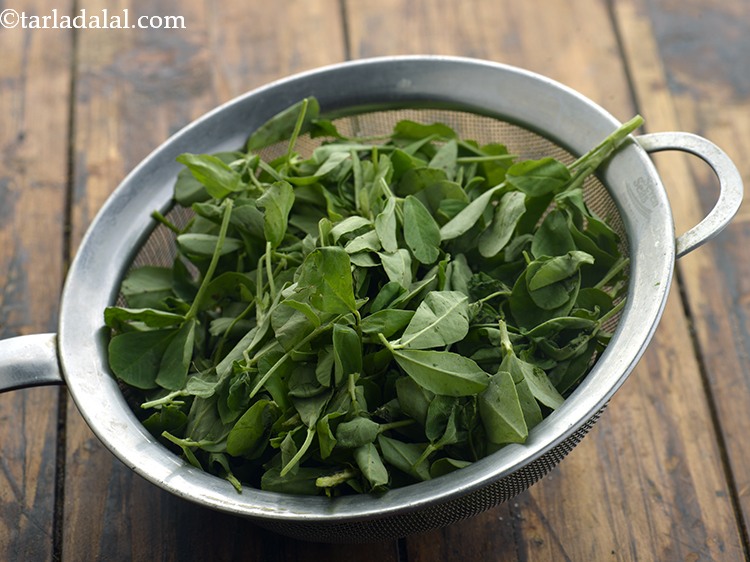 स्टेप 2 – <strong>मेथी खाखरा</strong>&nbsp;का आटा बनाने के लिए, मेथी के पत्तों का …