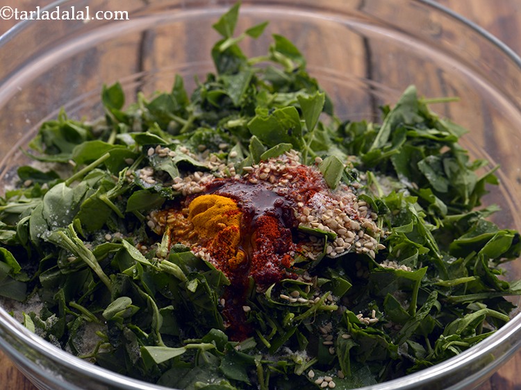 स्टेप 12 – अंत में, 2 चम्मच तेल डालें। यह&nbsp;<strong>गेहूं के खाखरा के</strong>&nbsp;आटे …