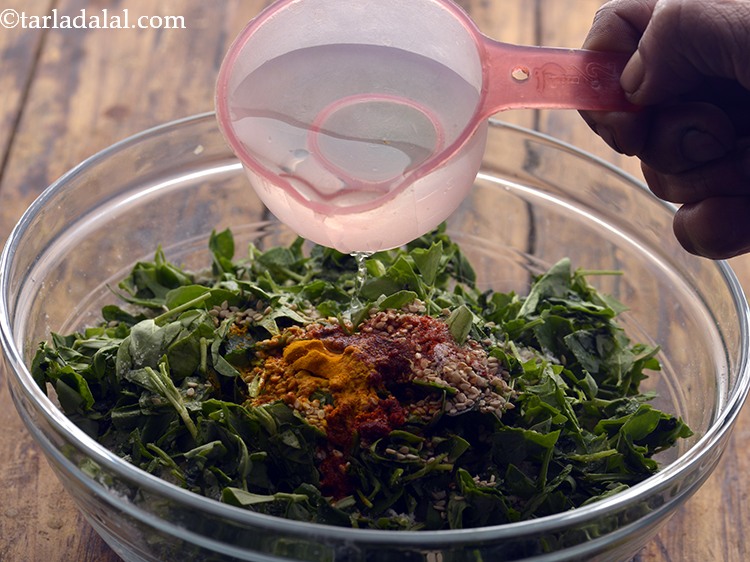 स्टेप 13 – धीरे-धीरे पानी डालकर आटा गूंथ लें। हमने करीब 1/2 कप …