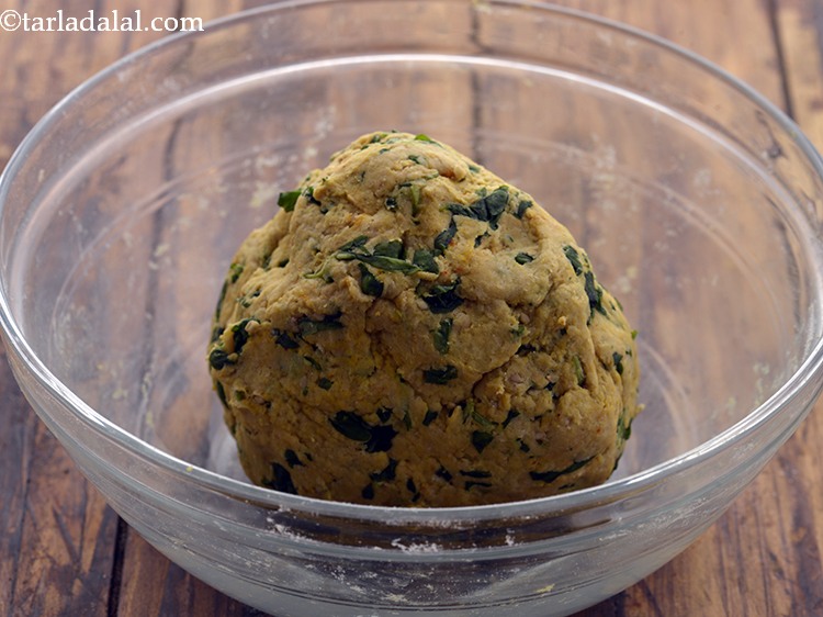 स्टेप 14 – सभी सामग्री को अच्छी तरह मिलाएं और अर्द्ध-नरम आटा गूंथ …