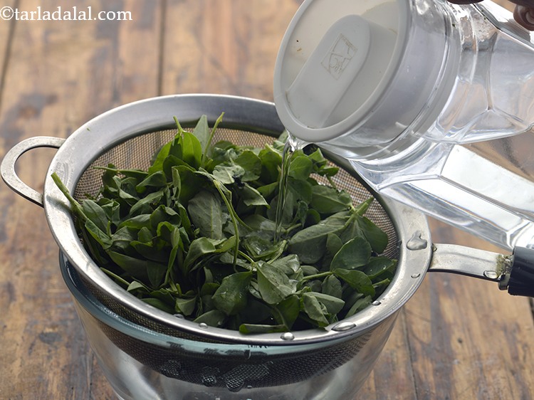 स्टेप 3 – मेथी के पत्तों को पानी से धो लें।