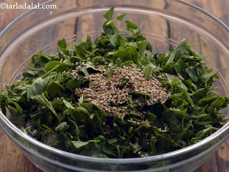 स्टेप 8 – इसके बाद, सुखद कुरकुरापन के लिए इसमें तिल डालें।