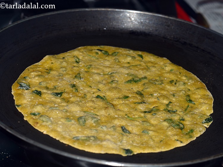 स्टेप 18 – एक अवतल नॉन-स्टिक तवा गरम करें और उस पर बेला …