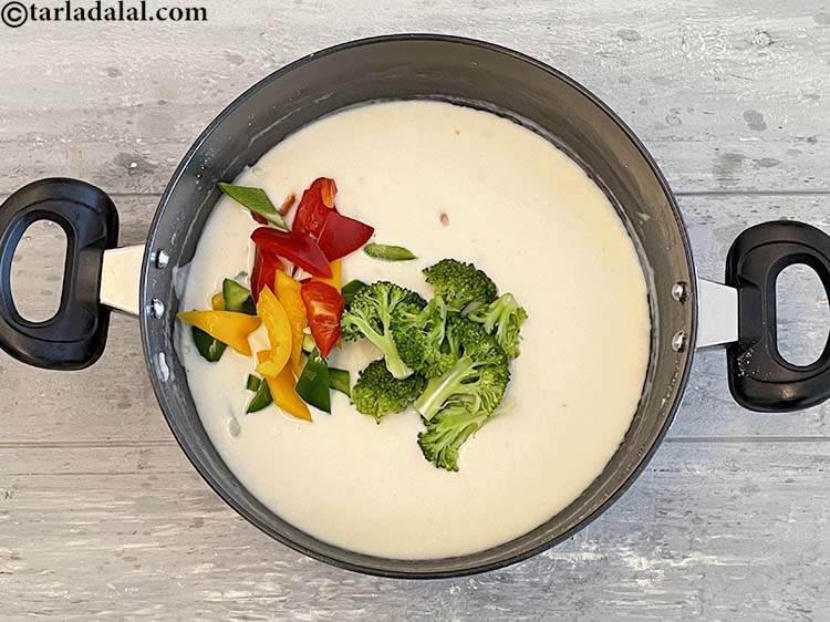 स्टेप 15 – १/४ कप <a href=""https://www.tarladalal.com/glossary-blanched-broccoli-florets-hindi-719i"">हल्की उबाली हुई ब्रोकोली</a> डालें।&nbsp;<a href=""https://www.tarladalal.com/recipes-using-broccoli-in-hindi-232"">ब्रोकली</a> बीटा-कैरोटीन …