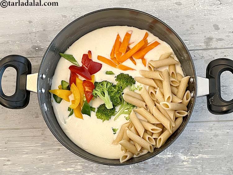 स्टेप 17 – १ कप <a href=""https://www.tarladalal.com/glossary-cooked-whole-wheat-pasta-hindi-2196i"">पका हुआ होल व्हीट पास्ता</a> डालें।&nbsp;परिष्कृत पास्ता …
