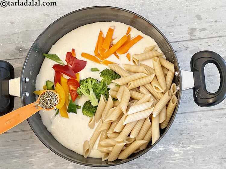 स्टेप 18 – १ टी-स्पून <a href=""https://www.tarladalal.com/glossary-dried-oregano-hindi-268i"">सूखा ओरेगानो</a> डालें।