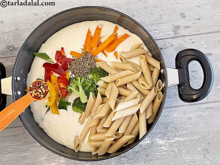 स्टेप 19 – १/२ टी-स्पून <a href=""https://www.tarladalal.com/glossary-dry-red-chilli-flakes-paprika-hindi-338i"">सूखी लाल मिर्च के फ्लैकस्</a> डालें।