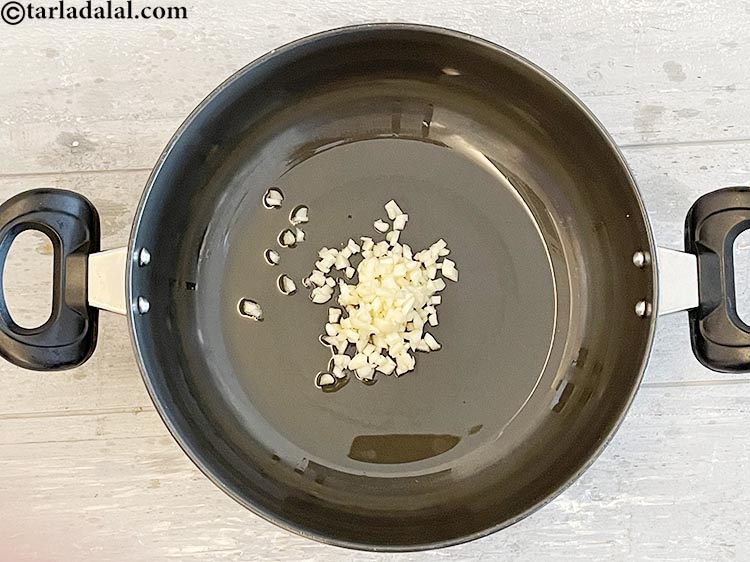 स्टेप 4 – २ टी-स्पून बारीक <a href=""https://www.tarladalal.com/glossary-chopped-garlic-hindi-790i"">कटा हुआ लहसुन</a> डालें।&nbsp;लहसुन&nbsp;<a href=""https://www.tarladalal.com/recipes-for-Low-Cholesterol--in-hindi-language-380"">कोलेस्ट्रॉल को …