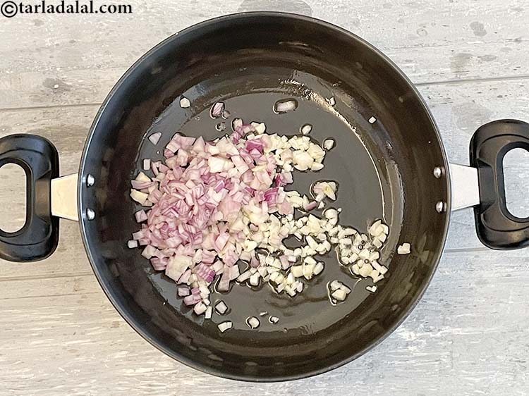 स्टेप 6 – १/२ कप कटे हुए प्याज डालें।&nbsp;कच्चा प्याज&nbsp;<a href=""https://www.tarladalal.com/recipes-for-Vitamin-C-Rich-Indian-Recipes-in-hindi-language-804"">विटामिन सी</a>&nbsp;का एक …