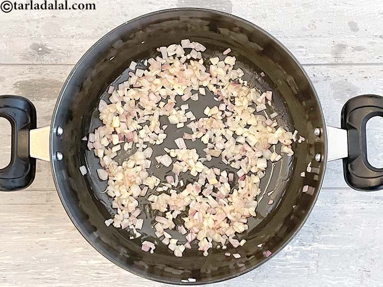 स्टेप 7 – मध्यम आंच पर १ से २ मिनट के लिए भून …
