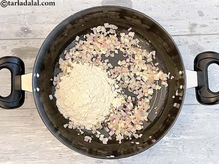 स्टेप 8 – २ टेबल-स्पून <a href=""https://www.tarladalal.com/glossary-whole-wheat-flour-gehun-ka-atta-gehun-ka-aata-hindi-429i"">गेहूं का आटा</a>&nbsp;डालें।