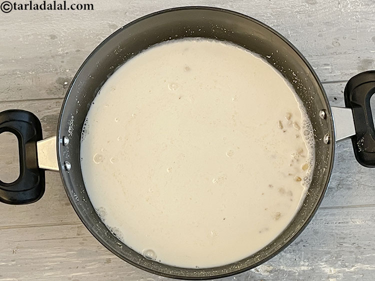 स्टेप 11 – १ १/२ कप <a href=""https://www.tarladalal.com/glossary-low-fat-milk-low-cal-milk-skim-milk-toned-milk-hindi-516i"">लो फैट दूध</a> , 99.7% वसा …