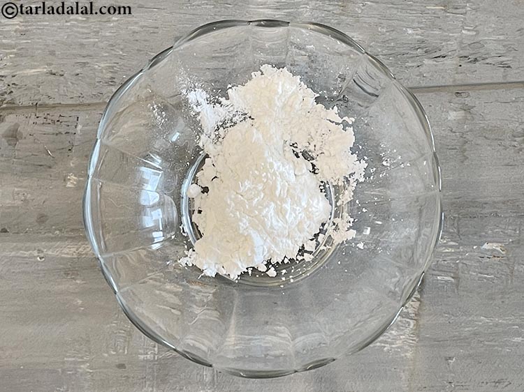 Step 3 – In a small bowl put&nbsp;<meta charset="UTF-8" />2 tsp&nbsp;<a href="glossary-cornflour-cornstarch-maize-starch-corn-flour-112i">cornflour</a>.