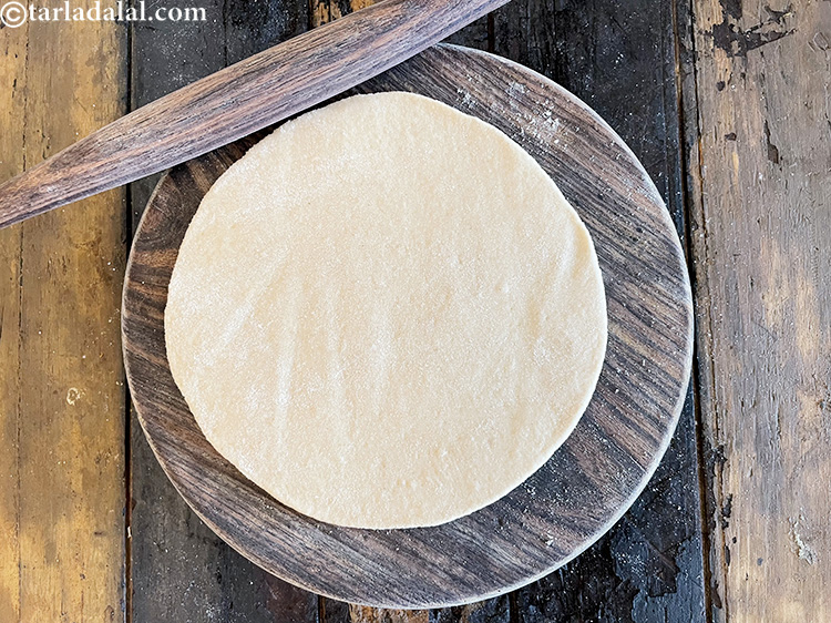 Step 25 – <meta charset="UTF-8" />Roll each portion into a 175 mm. (7&rdquo;) diameter circle with the help …