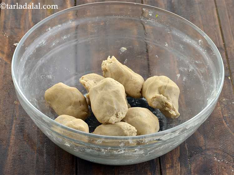 Step 19 – To make&nbsp;<strong>roti recipe | chapati recipe | phulka recipe | how to make soft roti …