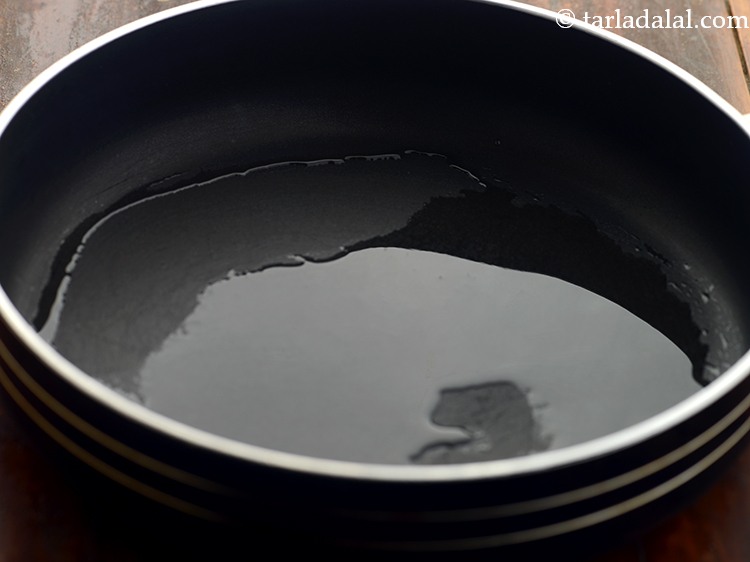 Step 9 – To make <strong>diabetic friendly veg noodles</strong>, heat the oil in a non-stick pan.