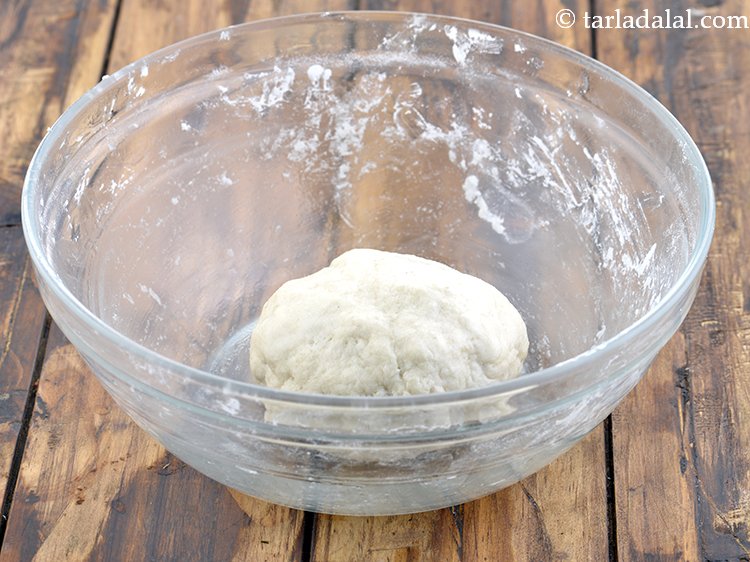 स्टेप 5 – २ टीस्पून <a href=""https://www.tarladalal.com/glossary-oil-hindi-671i"" target=""_blank""><strong>तेल</strong></a> डालें और फिर से गूंध …