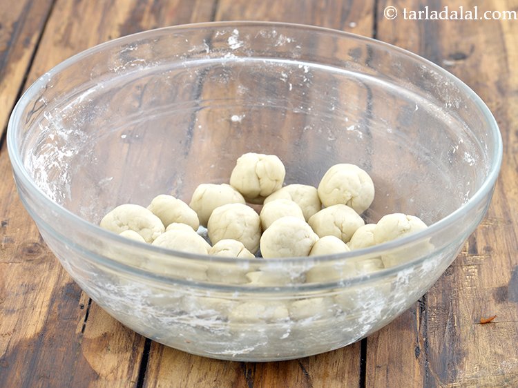 स्टेप 7 – <strong>आसान वॉनटन रैपर</strong> के आटे को २५ बराबर भागों में …