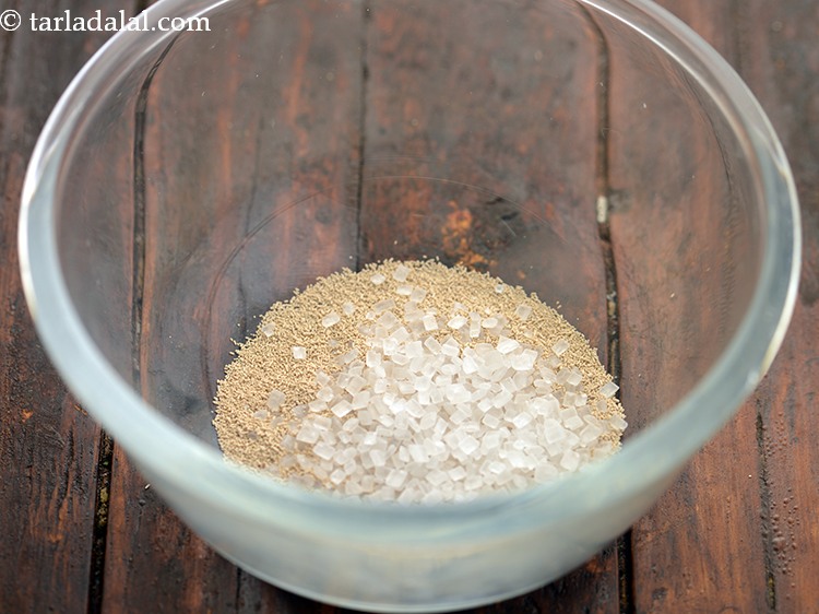 स्टेप 7 – १ १/२ टी-स्पून <a href=""https://www.tarladalal.com/glossary-sugar-chini-shakkar-hindi-278i"">चीनी</a> डालें।