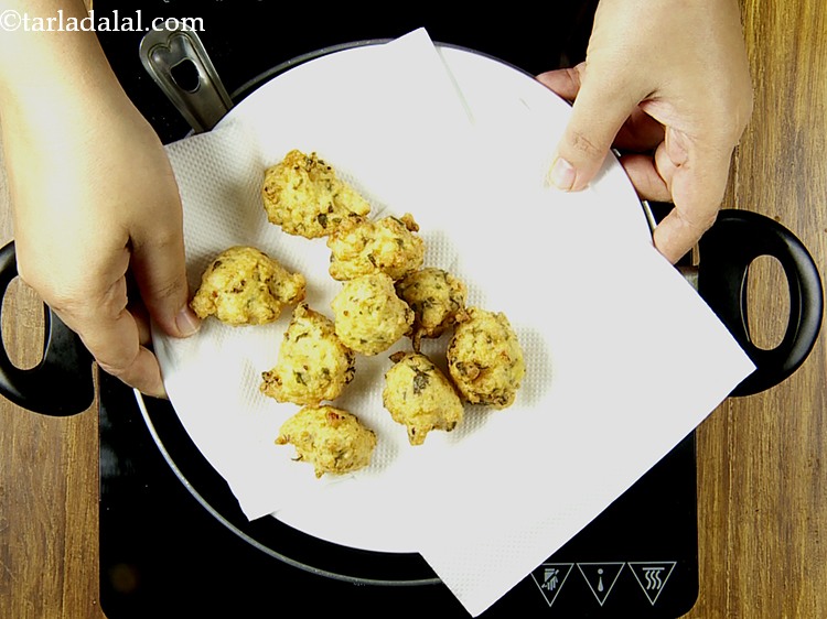 Step 27 – Drain the <strong>Yellow Moong and Urad Dal Pakoda</strong> on an absorbent paper.