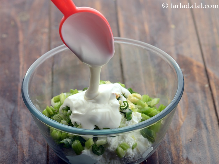 Step 6 – Add fresh cream. It will give a nice creamy texture to our <strong>yoghurt dip</strong>.&nbsp;