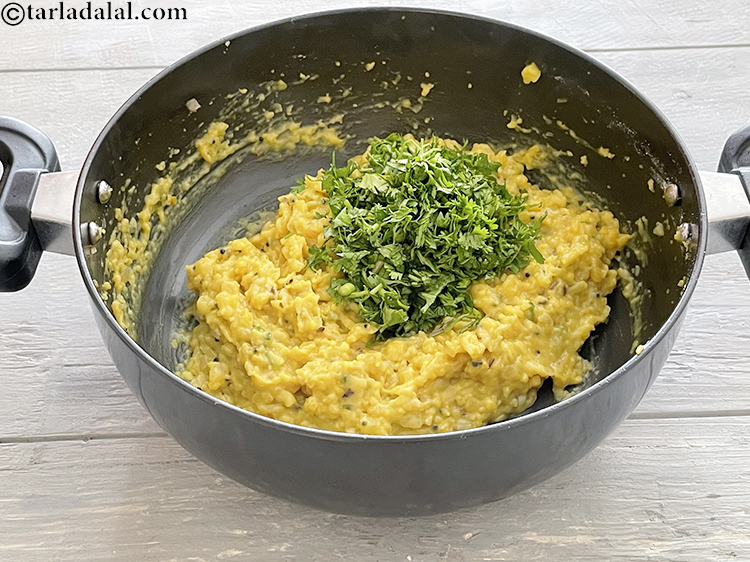स्टेप 17 – धनिया डालें।