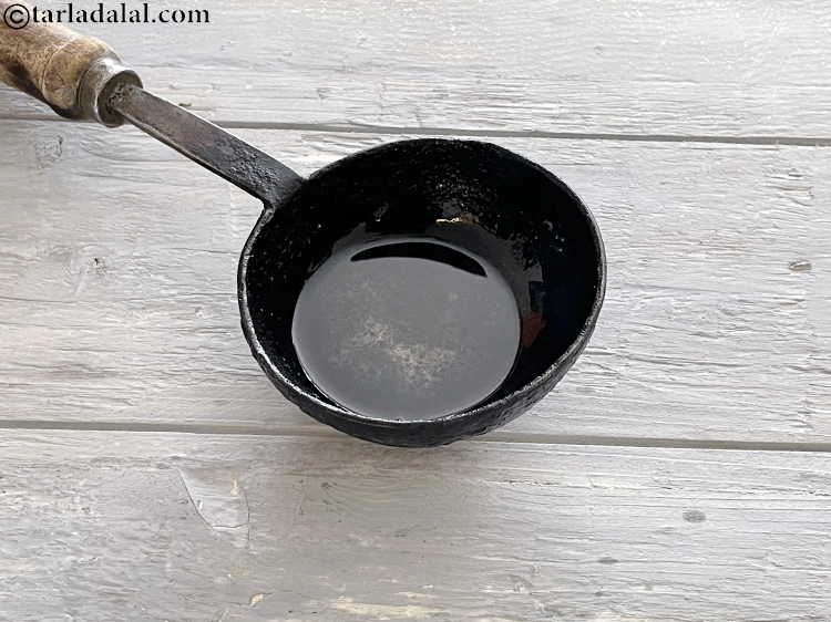 स्टेप 19 – <strong>झुनका</strong> को तड़का देने के लिए, एक छोटे नॉन-स्टिक पैन …